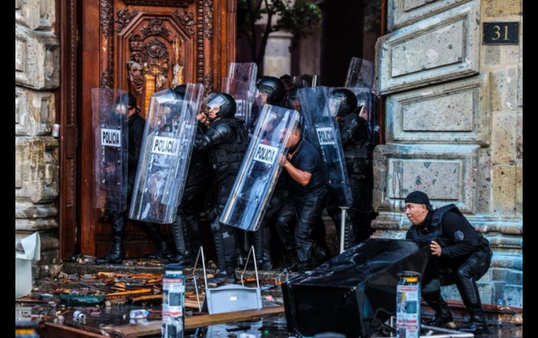 Los manifestantes comenzaron a hacer pintas en Palacio de Gobierno, pero también a lanzar piedras contra las puertas de Palacio de Gobierno y las ventanas del edifico gubernamental. EL INFORMADOR/ A. Navarro