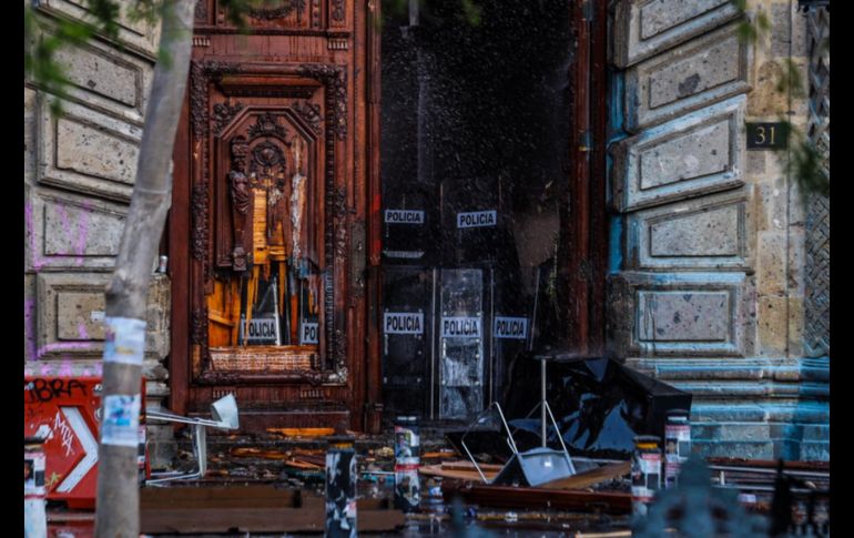 Los manifestantes comenzaron a hacer pintas en Palacio de Gobierno, pero también a lanzar piedras contra las puertas de Palacio de Gobierno y las ventanas del edifico gubernamental. EL INFORMADOR/ A. Navarro