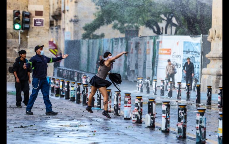 Los manifestantes comenzaron a hacer pintas en Palacio de Gobierno, pero también a lanzar piedras contra las puertas de Palacio de Gobierno y las ventanas del edifico gubernamental. EL INFORMADOR/ A. Navarro