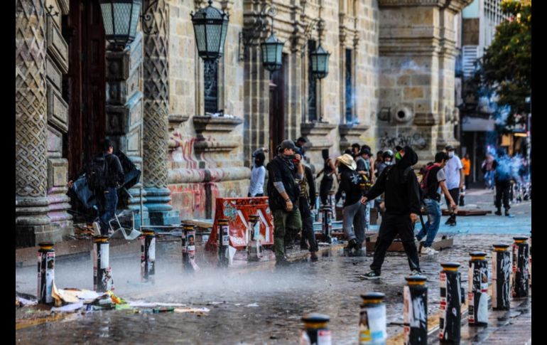 Los manifestantes comenzaron a hacer pintas en Palacio de Gobierno, pero también a lanzar piedras contra las puertas de Palacio de Gobierno y las ventanas del edifico gubernamental. EL INFORMADOR/ A. Navarro