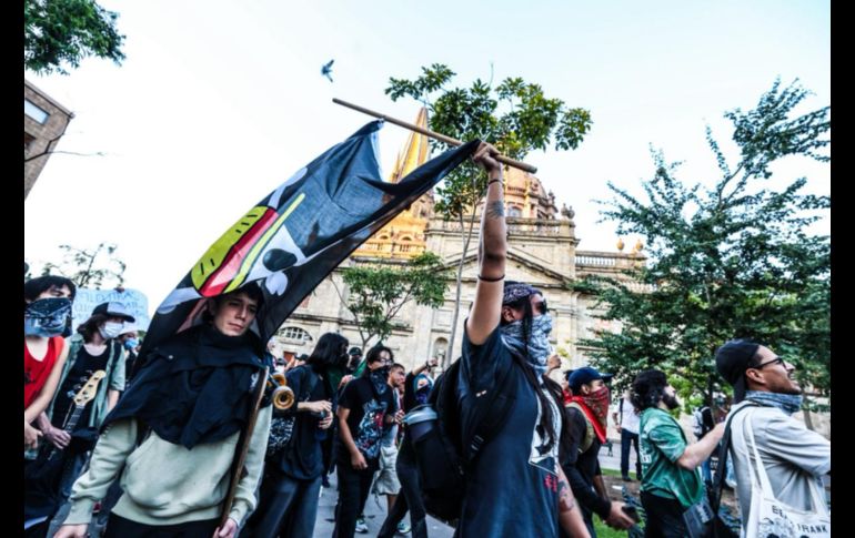 Los manifestantes comenzaron a hacer pintas en Palacio de Gobierno, pero también a lanzar piedras contra las puertas de Palacio de Gobierno y las ventanas del edifico gubernamental. EL INFORMADOR/ A. Navarro