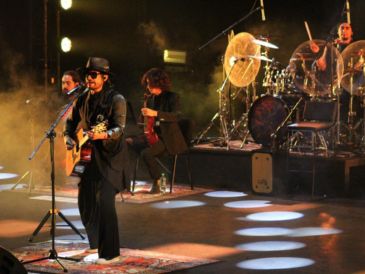 “Buenas noches, amigos queridos de Guadalajara”, saludó entre risas antes de tomar la guitarra para “Intenta amar”. EL INFORMADOR/ H. Navarro