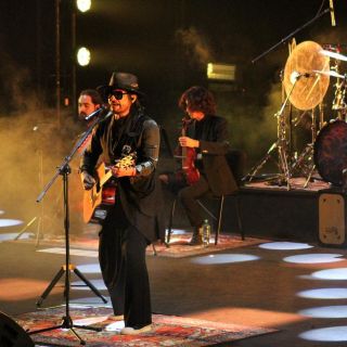 Entre afonía y ovaciones, Beto Cuevas ofrece una noche íntima en Guadalajara