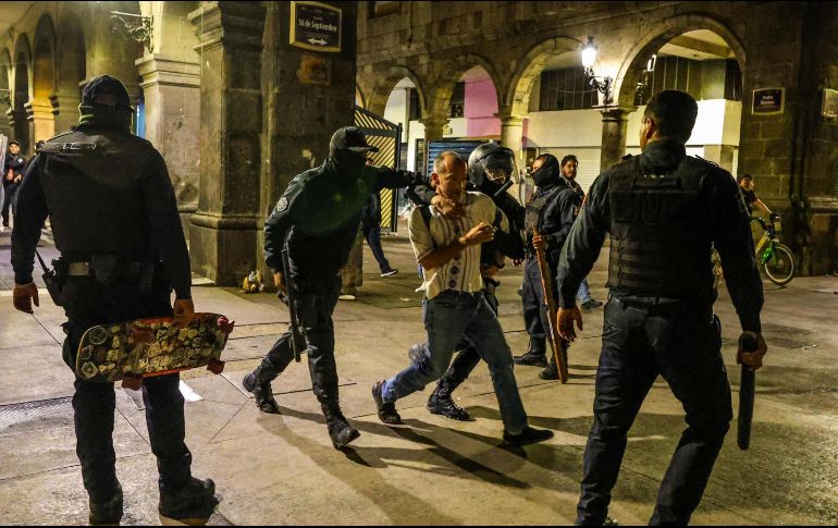 A los detenidos les fueron asegurados botes con gasolina, thinner, bombas molotov, barras de metal, petardos y bombas de gas lacrimógeno. EL INFORMADOR/A. Navarro