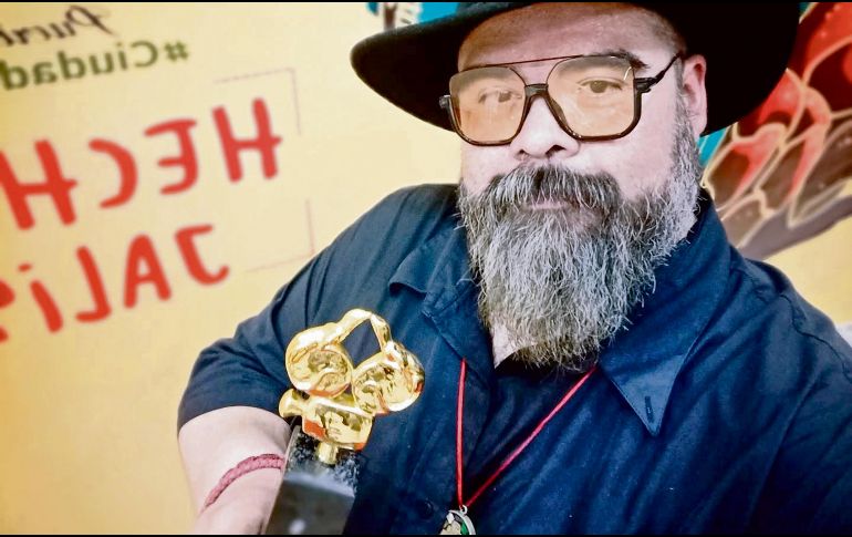 Reconocido con “La Iguana de Oro”, el director posa tras la proyección de “Abracadáver”, en el Festival Internacional de Cine en Puerto Vallarta. ESPECIAL