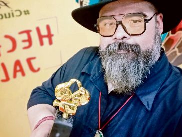 Reconocido con “La Iguana de Oro”, el director posa tras la proyección de “Abracadáver”, en el Festival Internacional de Cine en Puerto Vallarta. ESPECIAL