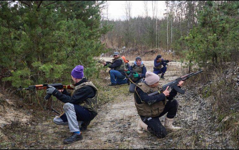 Entrenamiento militar a civiles. Ucrania acelera la capacitación de ciudadanos ante eventuales choques con tropas rusas, en especial en las zonas fronterizas. EFE/S. Kozlov