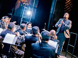 Fabián Torres. El director de la Banda Sinfónica de Zapopan lidera la celebración por el 30 aniversario del ensamble. ESPECIAL