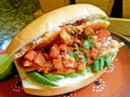 Guacamaya tradicional leonesa. Bolillo crujiente con chicharrón, cueritos y salsa, un clásico imperdible de la gastronomía callejera de León. ESPECIAL