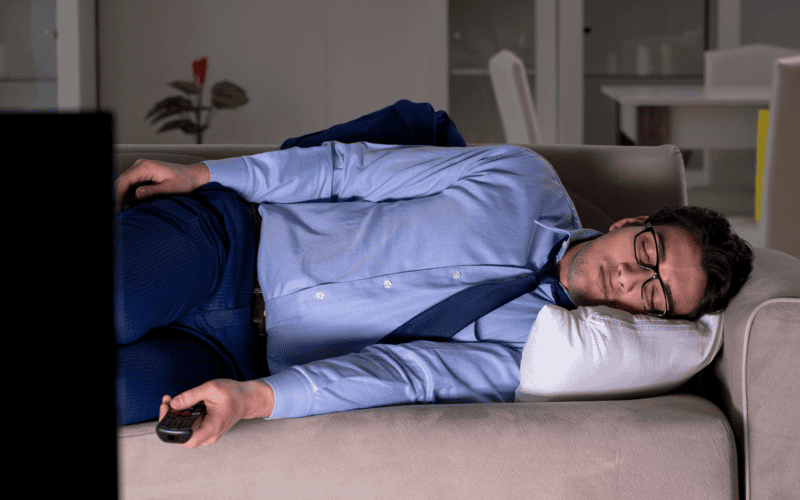 Dormir con la televisión encendida puede tener múltiples raíces psicológicas, algunas conscientes y otras creadas con el tiempo. CANVA