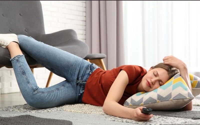  Si bien esta práctica puede brindar alivio emocional, también es recomendable considerar alternativas más saludables cuando afecta la calidad del sueño. CANVA