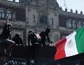Manifestantes trepan por una valla en inmediaciones del Palacio Nacional en Ciudad de México (CDMX). EFE/J. Méndez