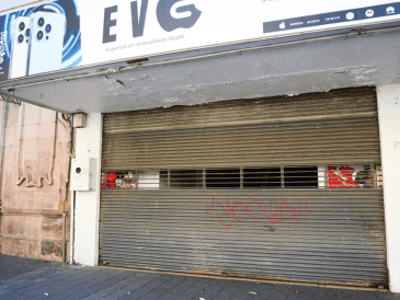 “Todos los comercios cerramos aquí por la violencia, cuando empezaron a quemar y lanzar piedras”, comentó uno de los afectados. EL INFORMADOR/J. Acosta