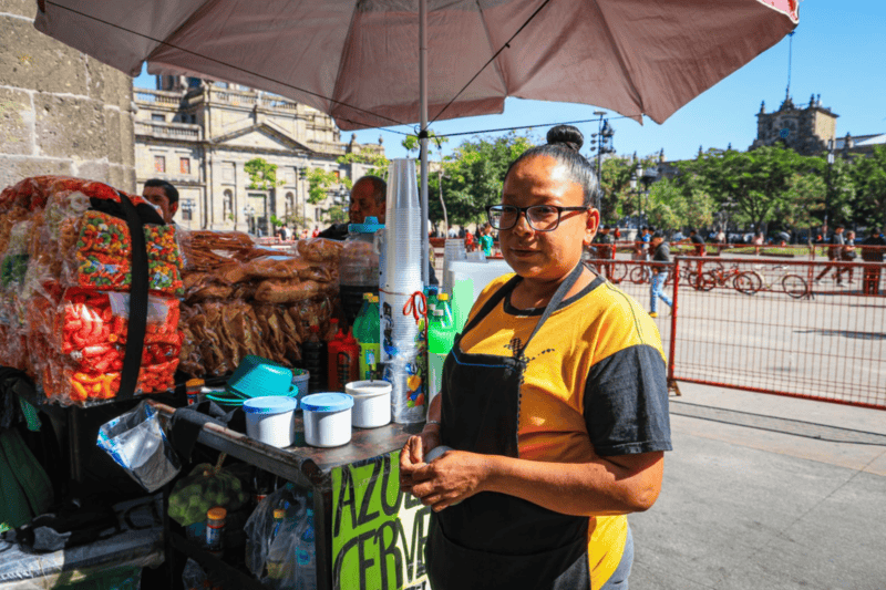 Carolina Herrera, comerciante ambulante de un puesto de frituras. EL INFORMADOR/J. Acosta&nbsp;