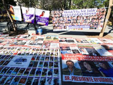 En la jornada de búsqueda en vida de personas desaparecidas se pegaron alrededor de tres mil cédulas en el Centro Histórico de Guadalajara. EL INFORMADOR / J. ACOSTA