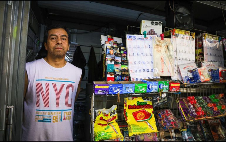 Armando González, dueño de un puesto de periódicos en el Centro de Guadalajara, tuvo que cerrar antes del horario habitual por las protestas. EL INFORMADOR/J. Acosta 