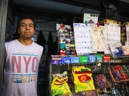 Armando González, dueño de un puesto de periódicos en el Centro de Guadalajara, tuvo que cerrar antes del horario habitual por las protestas. EL INFORMADOR/J. Acosta 