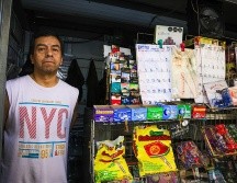 Armando González, dueño de un puesto de periódicos en el Centro de Guadalajara, tuvo que cerrar antes del horario habitual por las protestas. EL INFORMADOR/J. Acosta 