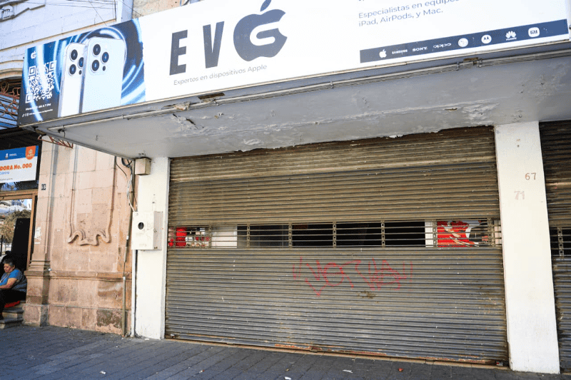 “Todos los comercios cerramos aquí por la violencia, cuando empezaron a quemar y lanzar piedras”, comentó Armando González. EL INFORMADOR/J. Acosta&nbsp;