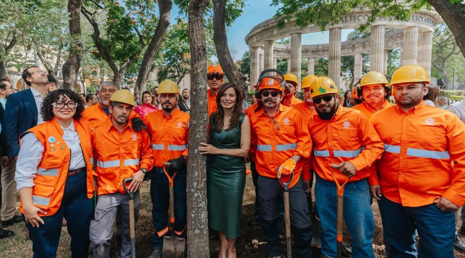 Acompañada por personal de Medio Ambiente y de Parques y Jardines, la alcaldesa participó en la siembra del nuevo árbol, que desde este fin de semana adornará La Rotonda de los Jaliscienses Ilustres. ESPECIAL
