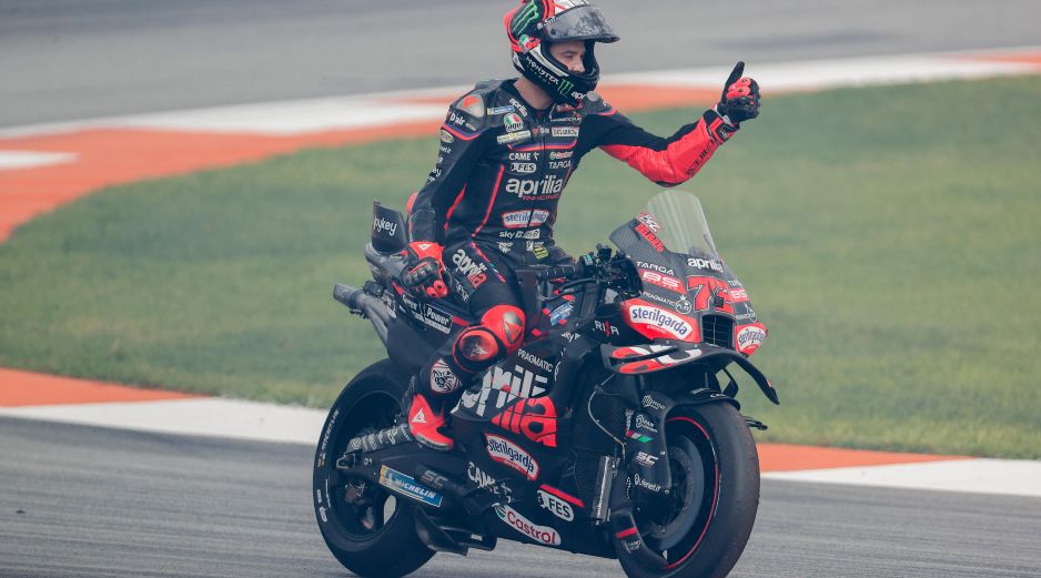 El piloto italiano en la categoría de Moto GP, Marco Bezzecchi, celebra su victoria al finalizar la carrera del Gran Premio de la Comunitat Valencia de MotoGP que se disputa en el Circuito Ricardo Tormo. EFE / M. Bruque