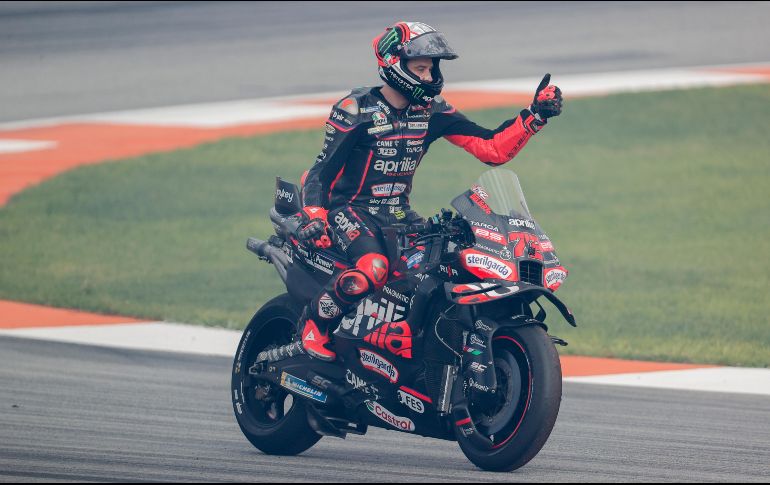 El piloto italiano en la categoría de Moto GP, Marco Bezzecchi, celebra su victoria al finalizar la carrera del Gran Premio de la Comunitat Valencia de MotoGP que se disputa en el Circuito Ricardo Tormo. EFE / M. Bruque