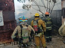 Elementos de tres coordinaciones de Protección Civil y Bomberos acudieron al sitio para controlar el incendio. ESPECIAL / FACEBOOK Protección Civil Jalisco