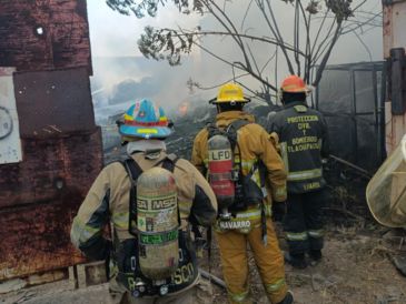 Elementos de tres coordinaciones de Protección Civil y Bomberos acudieron al sitio para controlar el incendio. ESPECIAL / FACEBOOK Protección Civil Jalisco