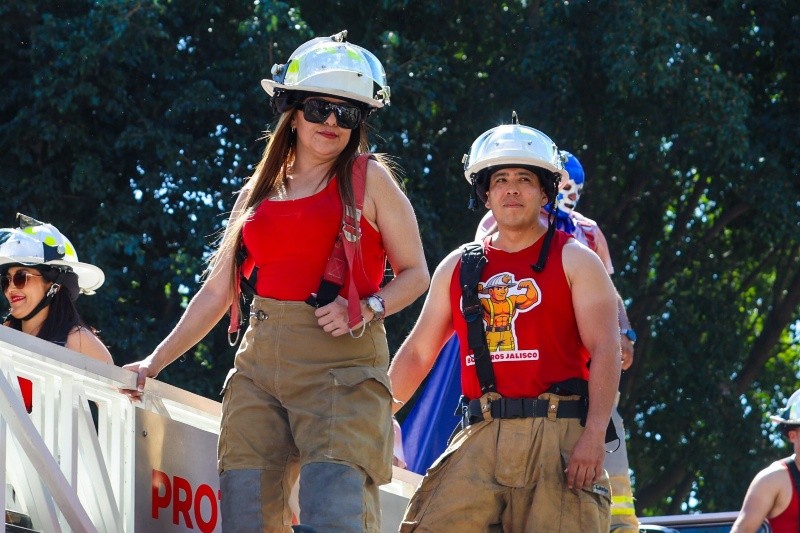 Lo asistentes tomaban fotos con su celular a los militares, bomberos y policías que pasaban. EL INFORMADOR / A. NAVARRO