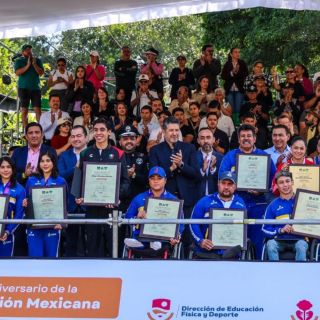 Honran a atletas destacados en el marco del desfile por el 115 aniversario de la Revolución Mexicana