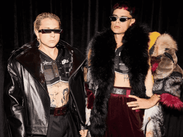 Los recientes ganadores de 5 Latín Grammys se vieron envueltos en una polémica, mientras grababan un videoclip en medio de un avión en pleno vuelo, cuando Paco Amoroso chocó contra una azafata. Instagram/ca7rielypacoamoroso