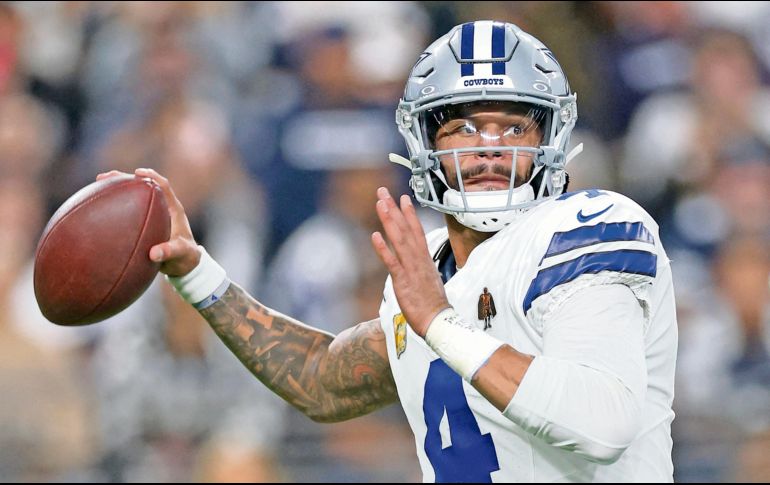 Dak Prescott hizo cuatro pases de anotación y sumó 246 yardas. AFP/C. Petersen