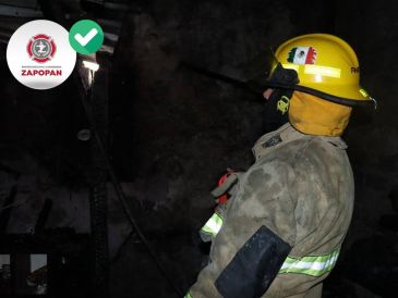 Elementos de la Base 3 de Protección Civil y Bomberos de Zapopan atendieron el incendio. ESPECIAL / FACEBOOK Protección Civil y Bomberos Zapopan