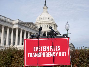 El líder legislativo advirtió que la propuesta sobre los archivos de Epstein amenaza la privacidad de las víctimas y requiere ajustes antes de avanzar. EFE/L. Johnson