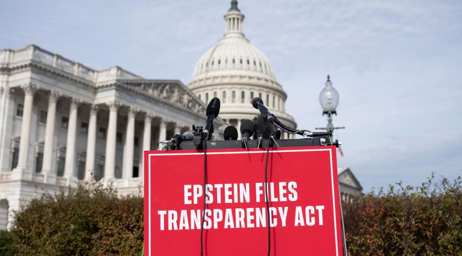 El líder legislativo advirtió que la propuesta sobre los archivos de Epstein amenaza la privacidad de las víctimas y requiere ajustes antes de avanzar. EFE/L. Johnson
