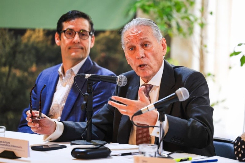 El presidente de Bosque Urbano de Extra AC, Juan Arturo Covarrubias, y el jefe de Gabinete, Bernardo Fernández Labastida (traje azul). EL INFORMADOR / J. ACOSTA