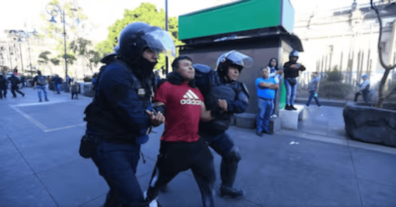 Se abrieron 18 investigaciones administrativas por posibles abusos cometidos por policías de la Ciudad de México durante la marcha de la Generación Z del 15 de noviembre. ESPECIAL