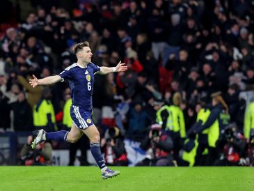 Kieran Tierney fue el encargado de poner el gol de la ventaja para los escoceses. EFE/R. Perry