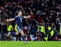 Kieran Tierney fue el encargado de poner el gol de la ventaja para los escoceses. EFE/R. Perry