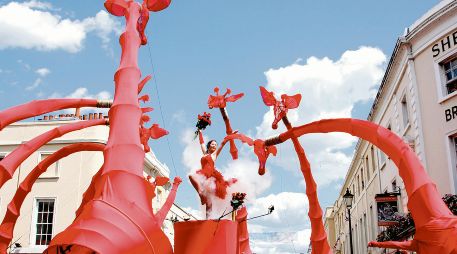 Siete jirafas rojas de ocho metros desfilarán por la ciudad. CORTESÍA