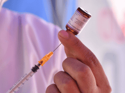 Salud dijo que como parte de la respuesta integral se han llevado a cabo jornadas de vacunación y se han desplegado brigadas de inmunización en todo el país. EFE/J. Ábrego