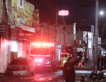 Al centro nocturno acudieron elementos del Heroico Cuerpo de Bomberos, quienes lograron rescatar del incendio a nueve personas. SUN / O. Contreras