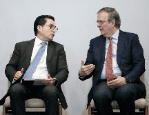 Marcelo Ebrard (derecha) y  Eduardo Osuna (izquierda), director general de BBVA México, durante la presentación del Plan de Impulso al Sector Textil y de Calzado. EFE / ARCHIVO