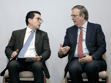 Marcelo Ebrard (derecha) y  Eduardo Osuna (izquierda), director general de BBVA México, durante la presentación del Plan de Impulso al Sector Textil y de Calzado. EFE / ARCHIVO