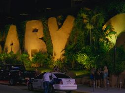 La noche eterna del Baby’O no solo revive un ícono: lo examina. Lo cuestiona. Lo coloca en el contexto de un país que ha visto transformarse el turismo, las ciudades costeras, la vida nocturna y el concepto mismo de celebridad.  CORTESÍA