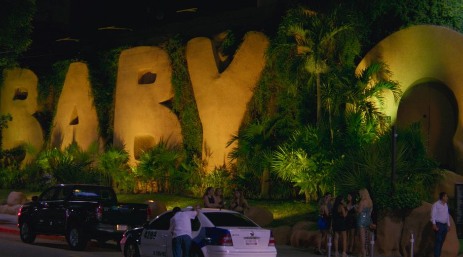 La noche eterna del Baby’O no solo revive un ícono: lo examina. Lo cuestiona. Lo coloca en el contexto de un país que ha visto transformarse el turismo, las ciudades costeras, la vida nocturna y el concepto mismo de celebridad.  CORTESÍA