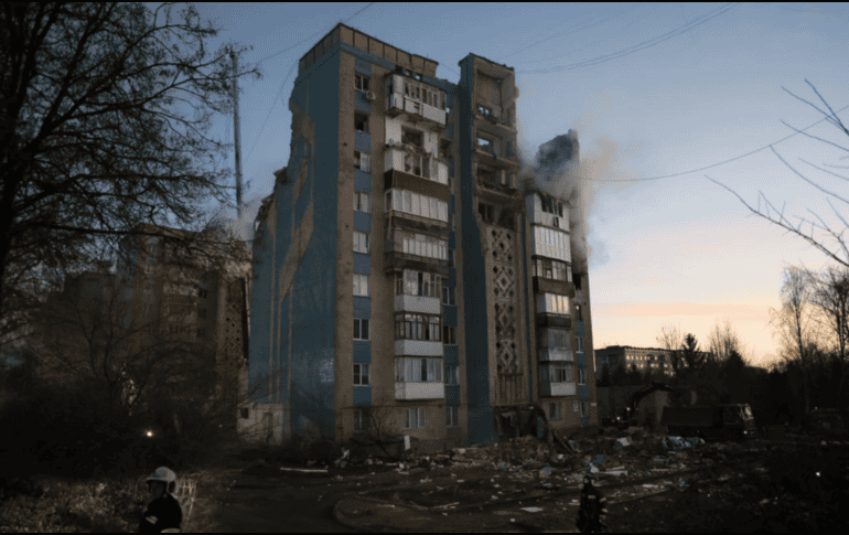 Imágenes difundidas por autoridades mostraban varios pisos de un edificio residencial destruidos, mientras equipos de emergencia buscaban víctimas a través de ventanas reventadas. TELEGRAM / Zelenskiy / Official