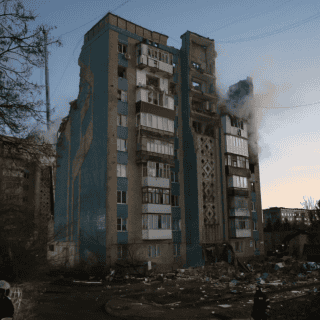 Masivo bombardeo ruso deja 20 muertos en Ternópil