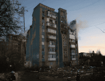Imágenes difundidas por autoridades mostraban varios pisos de un edificio residencial destruidos, mientras equipos de emergencia buscaban víctimas a través de ventanas reventadas. TELEGRAM / Zelenskiy / Official