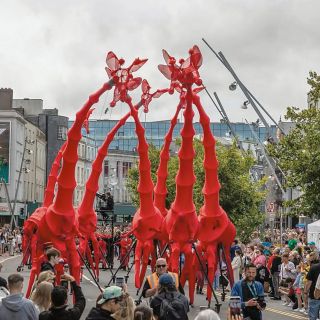 Jirafas gigantes se apoderan de las calles de Guadalajara